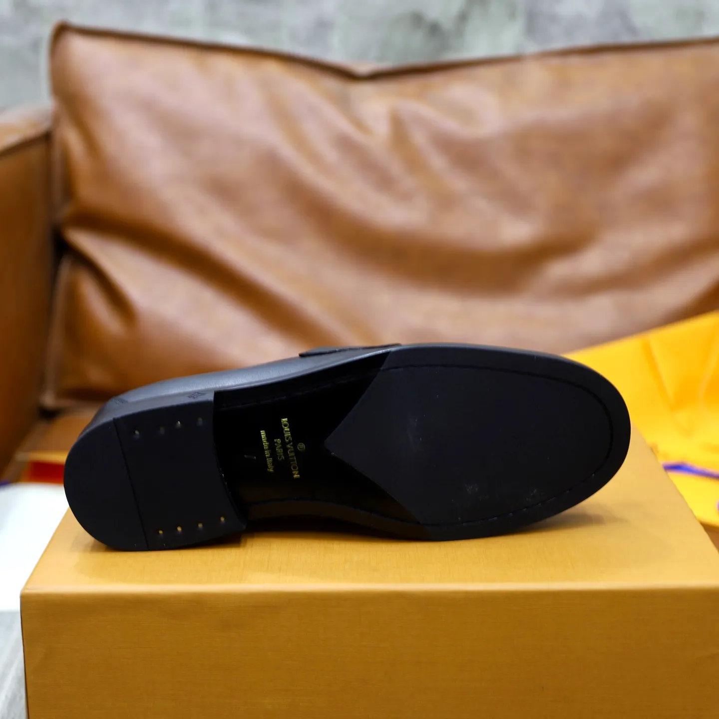 Men's shoes 💰: 💰900LV Louis Vuitton slip-on loafers, top quality products produced in Dongguan, ready for sale! This LV Glove loafer is made of selected soft cowhide, with a slightly wrinkled leather surface and a very high-end texture. Each pair is unique. The leather surface is light and soft, with a fine texture and good luster. It is a classic loafer style, with exquisite handmade mark stitching on the toe, and a square toe configuration to highlight the classic style. The horizontal band has hot-printed LV three-dimensional letters, semi-solid handcrafts and a genuine leather outsole, and a rubber patch on the heel to create wear-resistant performance and comfort. One of the must-have loafers for men! Comes with full original packaging! Code number: 38-39-40-41-42-43-44 (38, 45, 46 customized) standard leather shoe code